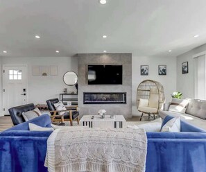 Fernseher, Kamin, Bücher, Arbeitsbereiche