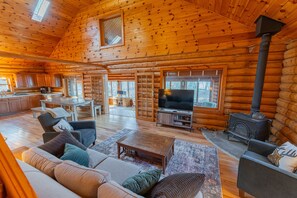 Télévision, cheminée, livres