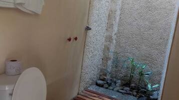 Douche, serviettes fournies, savon, shampoing