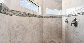 Haartrockner, Handtücher, Seife, Shampoo