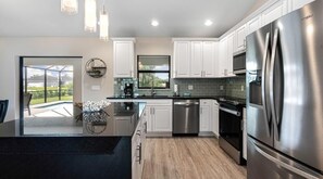 Kühlschrank, Mikrowelle, Ofen, Herdplatte