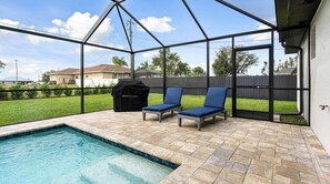 Una piscina al aire libre, una piscina climatizada