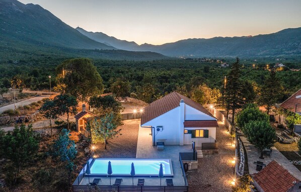A modern house with a swimming pool, surrounded by trees and mountains. - Pet friendly home in Rascane (Rascane)