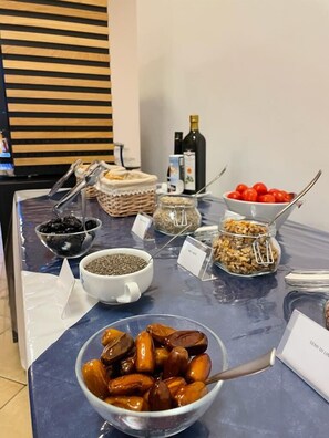 Café da manhã com buffet todos os dias (EUR 7 por pessoa) 