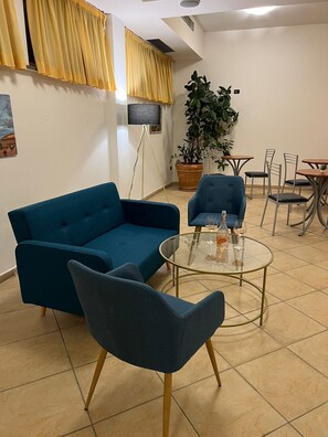 Lobby sitting area - Hotel Vico Alto Siena (Siena)