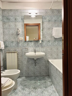 Bruser, gratis toiletartikler, hårtørrer, bidet