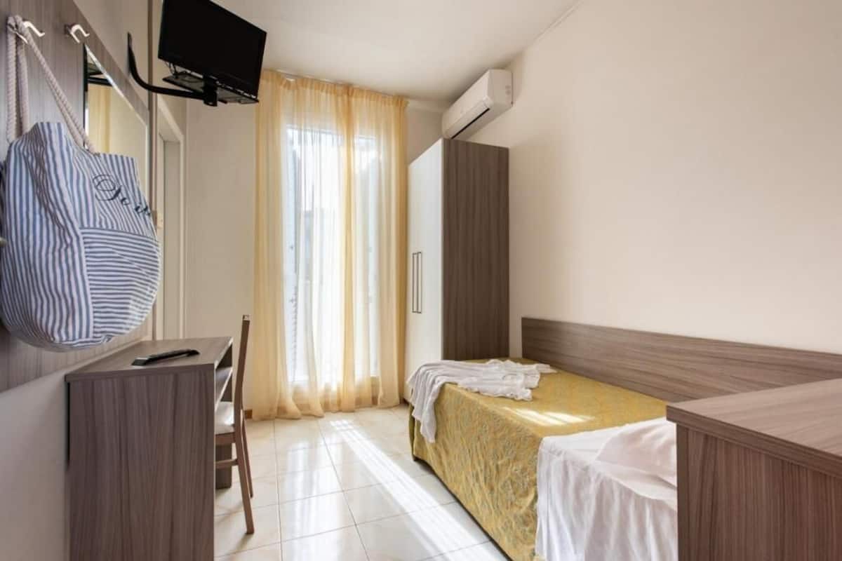 Habitación individual clásica | Ropa de cama de alta calidad y minibar