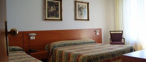 Quarto triplo conforto | Roupas de cama premium, frigobar, cofres nos quartos