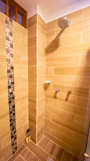 Chambre Triple Familiale | Salle de bain | Douche, serviettes fournies