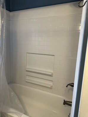 Sèche-cheveux, serviettes fournies, savon, shampoing