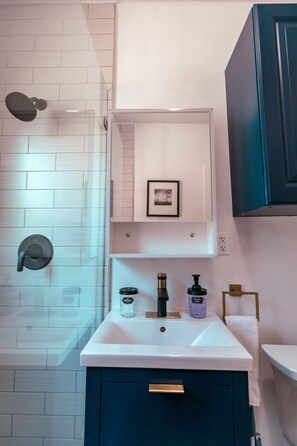 Dusche, Haartrockner, Handtücher, Seife