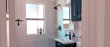 Ducha, secador de pelo, toallas, jabón