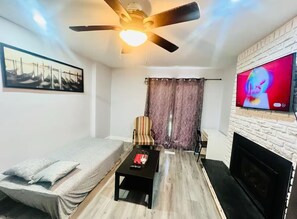 1 chambre, bureau, fer et planche à repasser, Wi-Fi