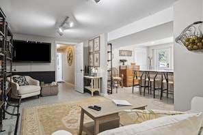 Smart TV, books - The Nest of Fruit Hill Farm (Cincinnati)