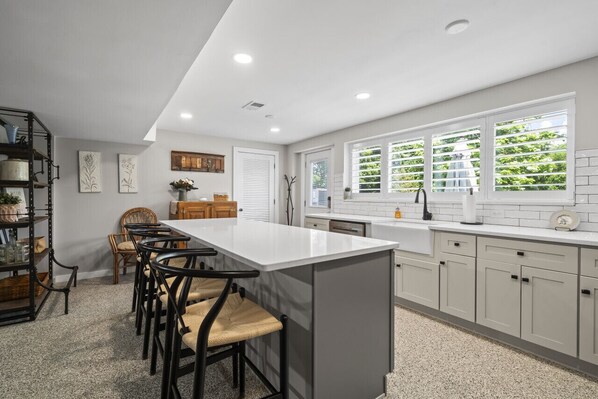 Fridge, microwave, oven, stovetop - The Nest of Fruit Hill Farm (Cincinnati)