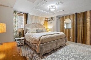 2 bedrooms, desk, iron/ironing board, travel cot - The Nest of Fruit Hill Farm (Cincinnati)