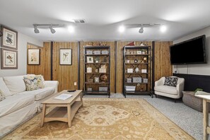 Smart TV, books - The Nest of Fruit Hill Farm (Cincinnati)