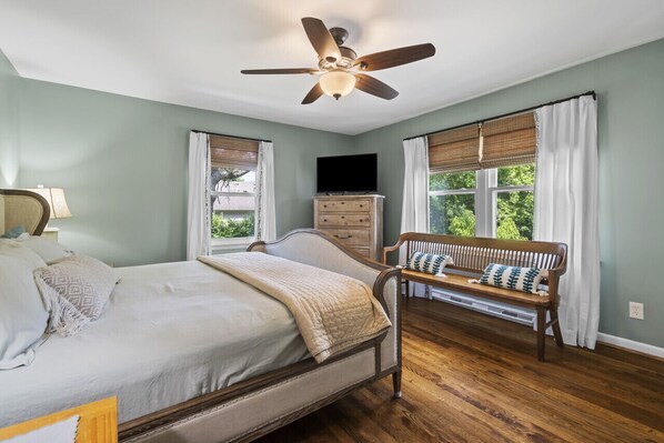 3 bedrooms, desk, iron/ironing board, travel crib