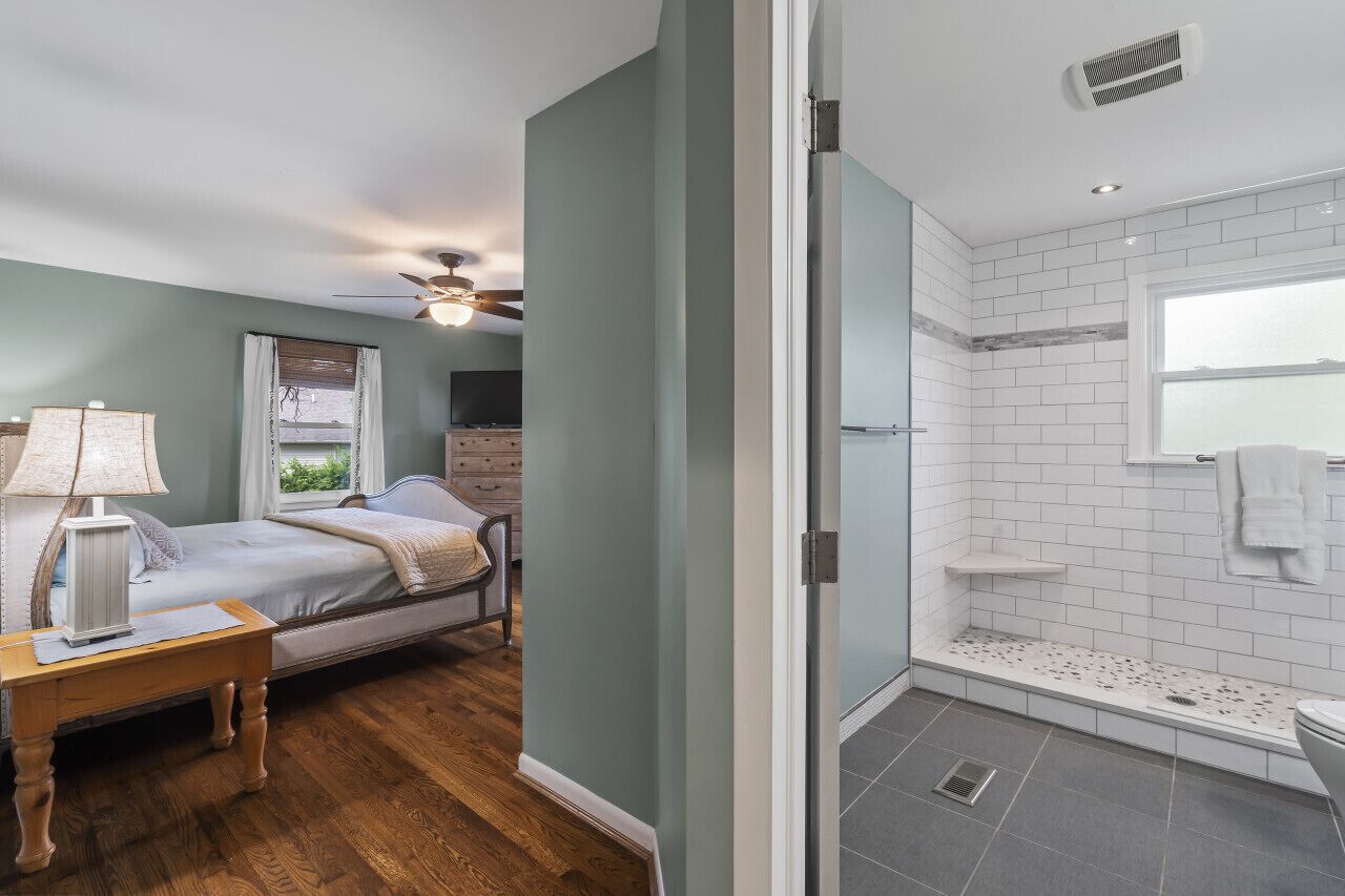 3 chambres, bureau, fer et planche à repasser, lit parapluie