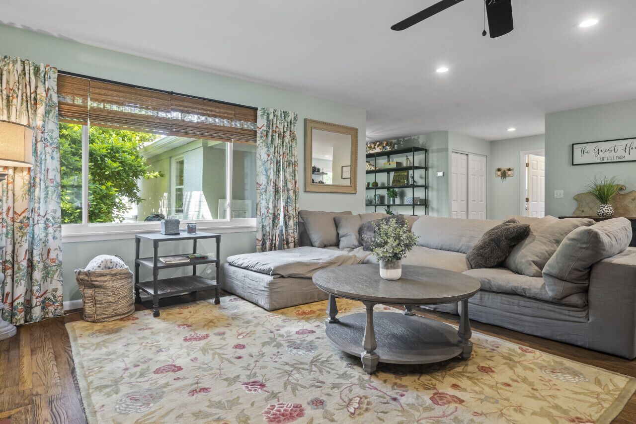 TV connectée, cheminée, livres