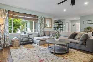 Smart-TV, Kamin, Bücher