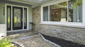 A modern house with a stone exterior, a front door with glass panels, and a large window. - Beautifully decorated, 15-20 min to downtown Cincy. (Cincinnati)