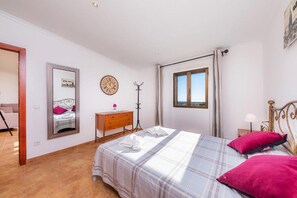 4 bedrooms, iron/ironing board, free WiFi, bed sheets