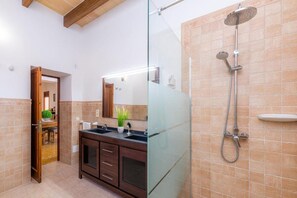 Douche, sèche-cheveux, serviettes fournies