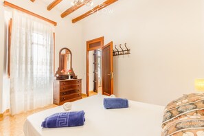 4 bedrooms, iron/ironing board, free WiFi, bed sheets - Villa S´Alzina, natural stone house with partial sea views (Santanyi)