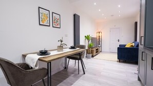 Un espacio moderno para vivir con comedor, sofá y televisor.