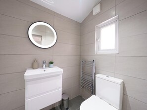 Appartement | Salle de bain | Douche, séchoir à cheveux, serviettes fournies