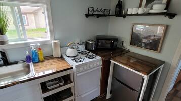 Oven, coffee/tea maker, dining tables