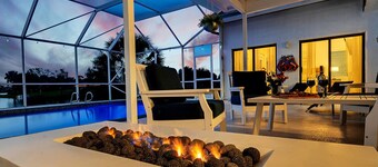Stylish Lake Luxe Equine, on waterfront w screened-in pool - Lake Views! Hosted By Relaxtay