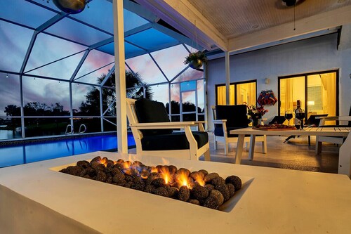 Stylish Lake Luxe Equine, on waterfront w screened-in pool - Lake Views! Hosted By Relaxtay