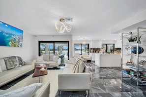 Un salon moderne avec un canapé, une table basse et une vue sur la ville.