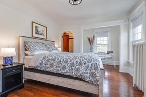 2 soverom, skrivebord, strykejern/-brett og reiseseng for barn