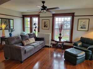 Smart TV, libros y biblioteca musical 