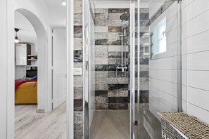 シャワー、ヘアドライヤー、タオル