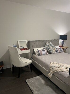 1 slaapkamer, een strijkplank/strijkijzer, wifi, beddengoed