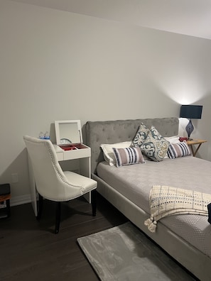 1 slaapkamer, een strijkplank/strijkijzer, wifi, beddengoed