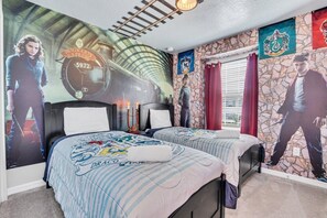 5 bedrooms, iron/ironing board, internet, bed sheets