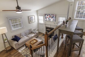 Smart TV, books, offices - 2 Bedroom 2 Bathroom close to Brookhaven, Ashford Park and Chamblee Atlanta PDK airport (Chamblee)