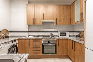 Réfrigérateur, un four, surface de cuisson, lave-vaisselle