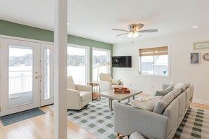 Smart TV - Lake Front Family Friendly Escape (Newport)