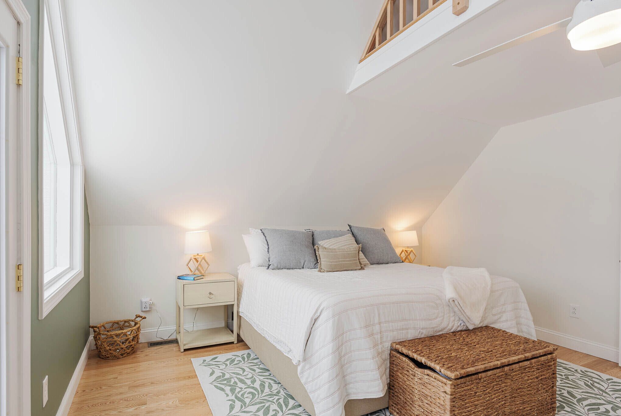 3 chambres, bureau, fer et planche à repasser, lit de bébé portatif