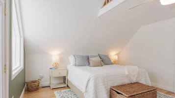 3 chambres, bureau, fer et planche à repasser, lit de bébé portatif
