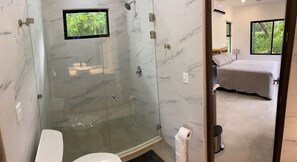 Een douche, een haardroger, handdoeken, zeep