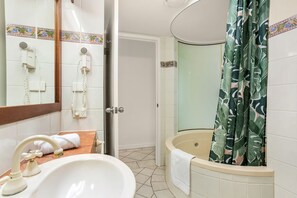 Klassiek appartement | Badkamer | Een bad, gratis toiletartikelen, een haardroger, handdoeken