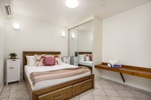 Klassiek appartement | 1 slaapkamer, een bureau, verduisterende gordijnen