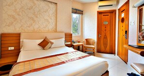 Egyptian cotton sheets, premium bedding, memory-foam beds, minibar - S79 Happy Hotel 1 Saigon (Ho Chi Minh City)